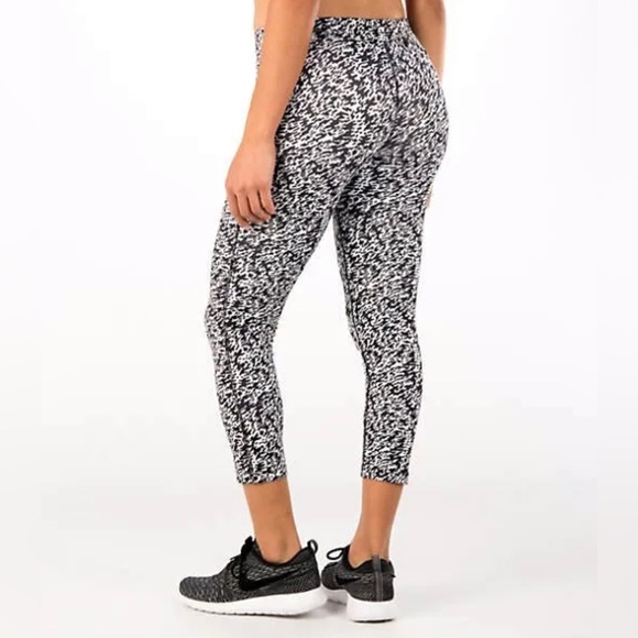 Nike Women’s Pronto Essential Running Crop Pants Tights Black/White Leggings - Picture 2 of 9